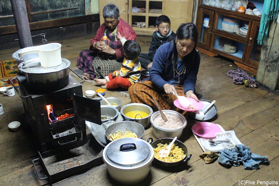 ホームスティ先で夕食を取る(ポプジカ/ブータン)