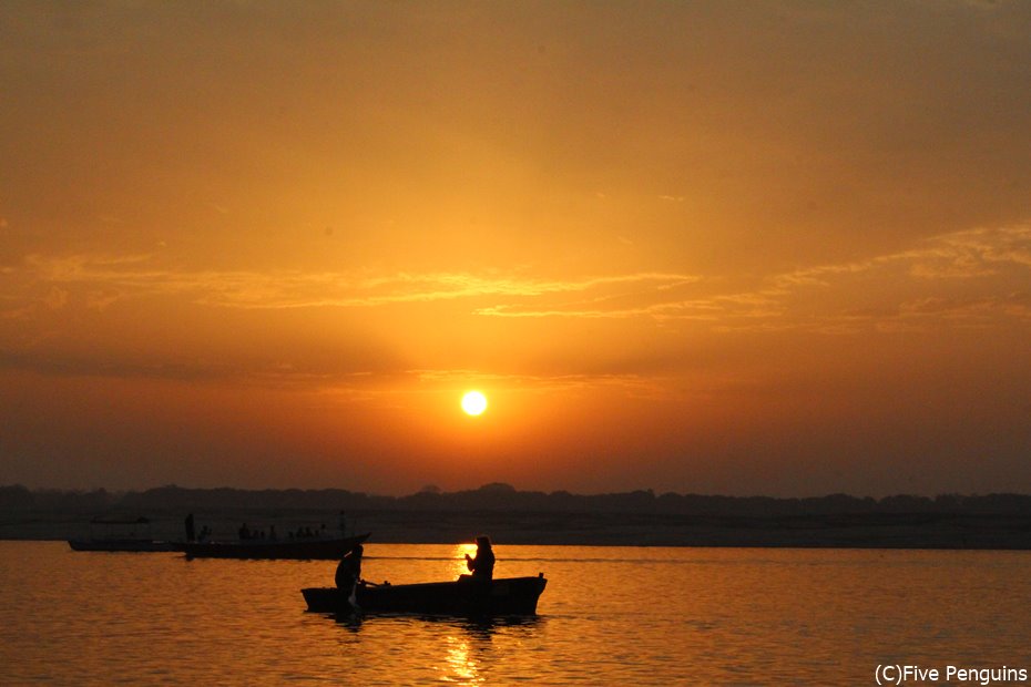 乾季にガンジス河の日の出を見に行くボートツアーは寒く感じる(ベナレス)