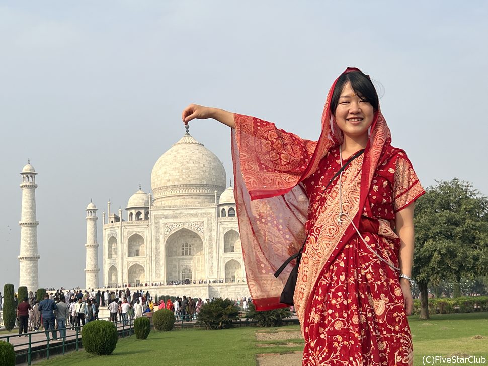 タージマハルにはサリーが映える(アグラ)