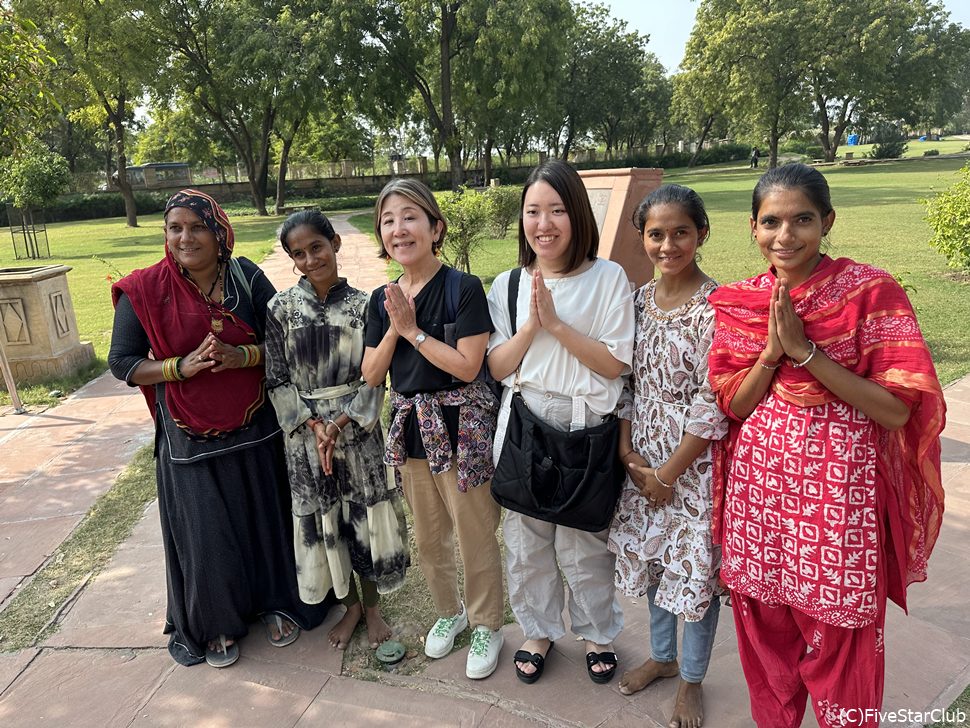 一緒に写真を撮りましょう!と地元の人たちが集まってきます