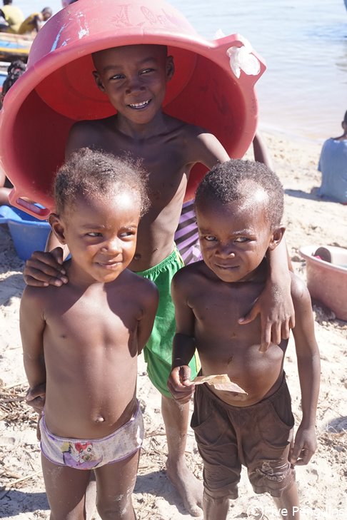 モロンダバの漁村・ベタニア半島にて遊んでいた子供