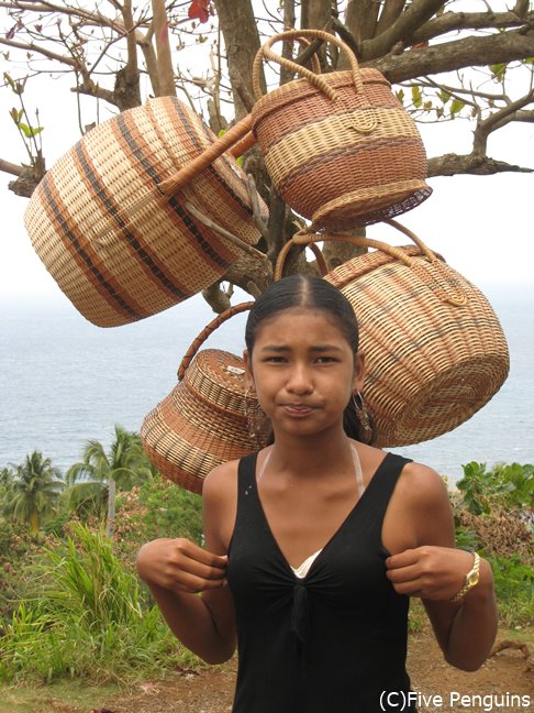 籠を売るカリブ族の少女