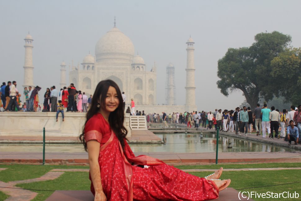 サリーを着てタージマハルで記念撮影（インド）