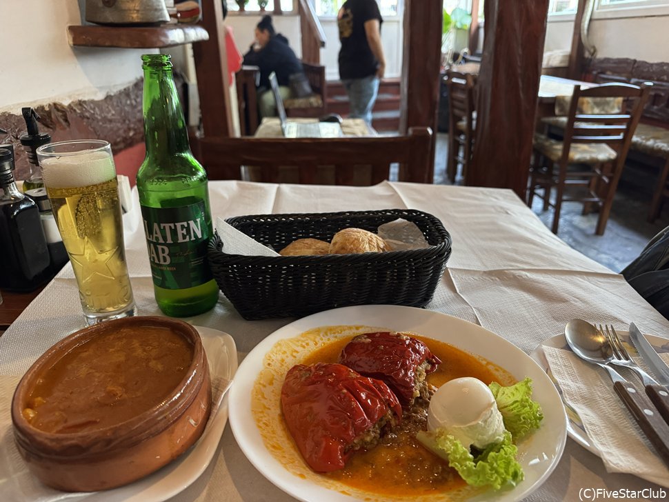 マケドニア料理　タフチェグラフチュと唐辛子の挽き肉詰め