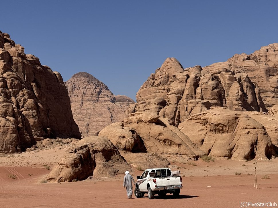 ワディラム砂漠での4時間のジープツアー