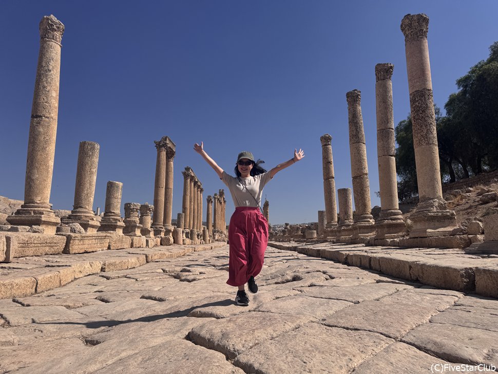 ジェラシュ遺跡 列柱の通りを歩く私<ジェラシュ>