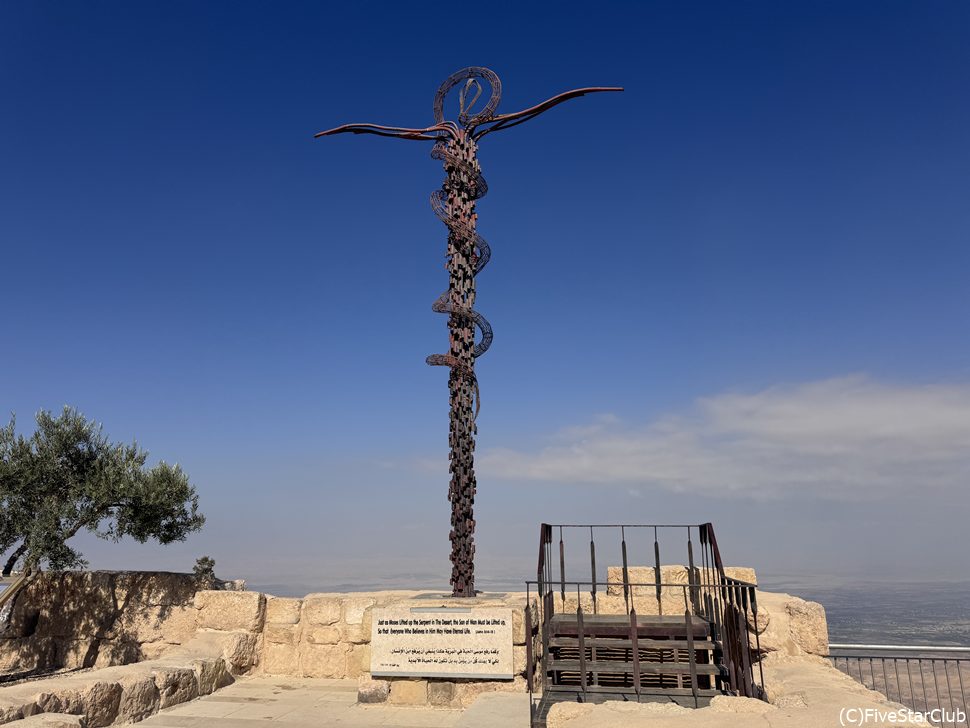 ネボ山のシンボルともされる十字架