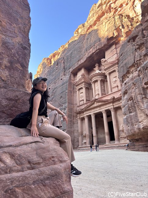 ガイドおすすめフォトスポットでポーズを決める市川