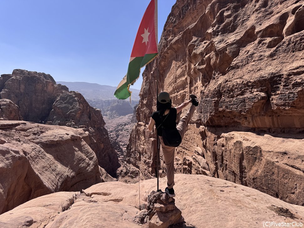 ペトラ遺跡 エドディルへの道のり ヨルダン国旗と私<ペトラ>