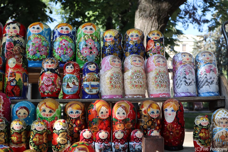 首都キシニョウの青空市場ではマトリョーシカも売っていました！