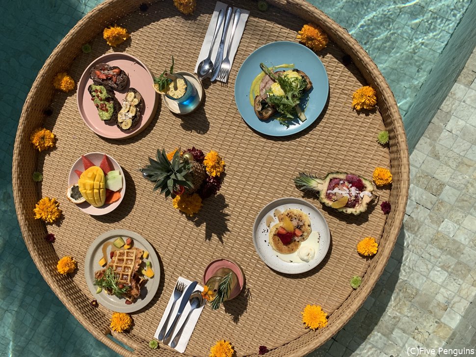 プールに入りながら優雅な朝食で写真映え!