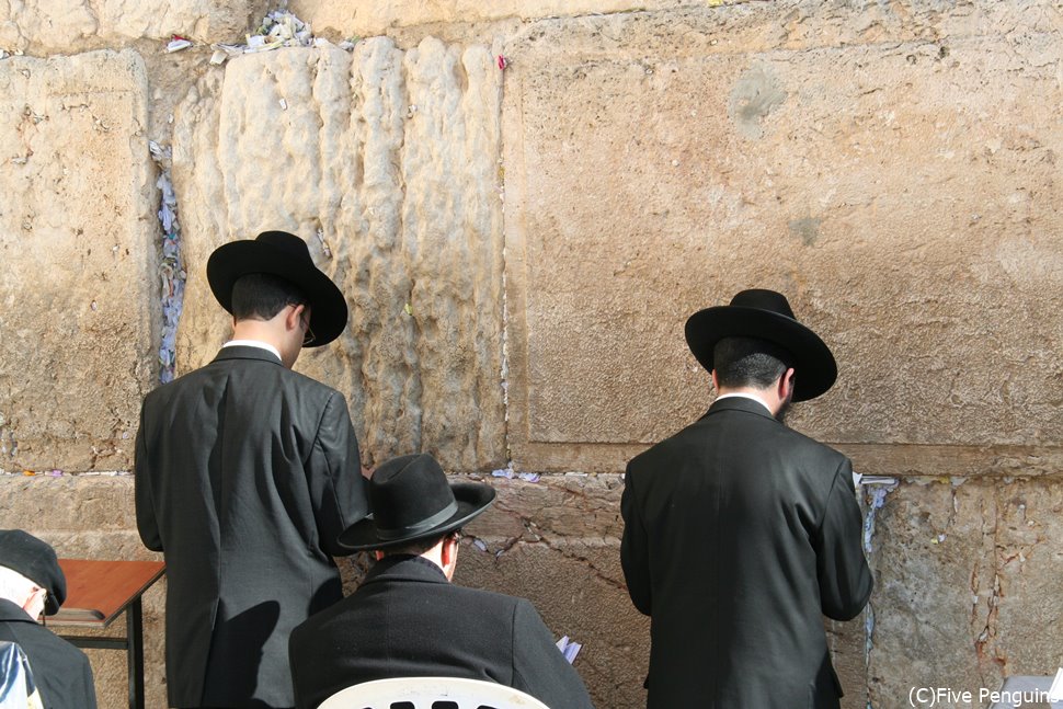 嘆きの壁の前で祈る正統派ユダヤ教徒