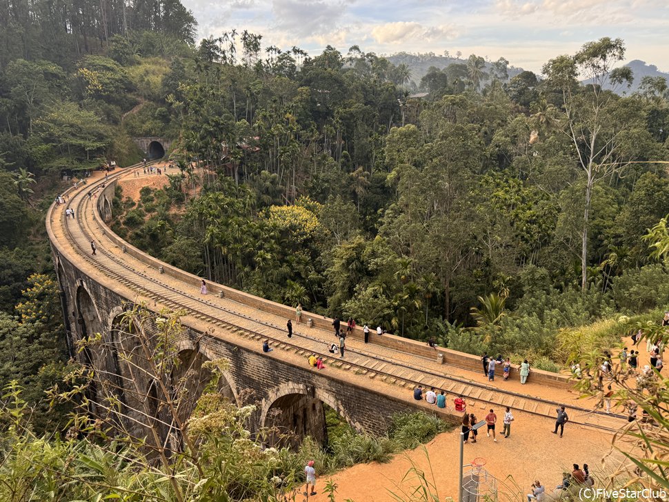 午後の光に包まれるナインアーチブリッジ