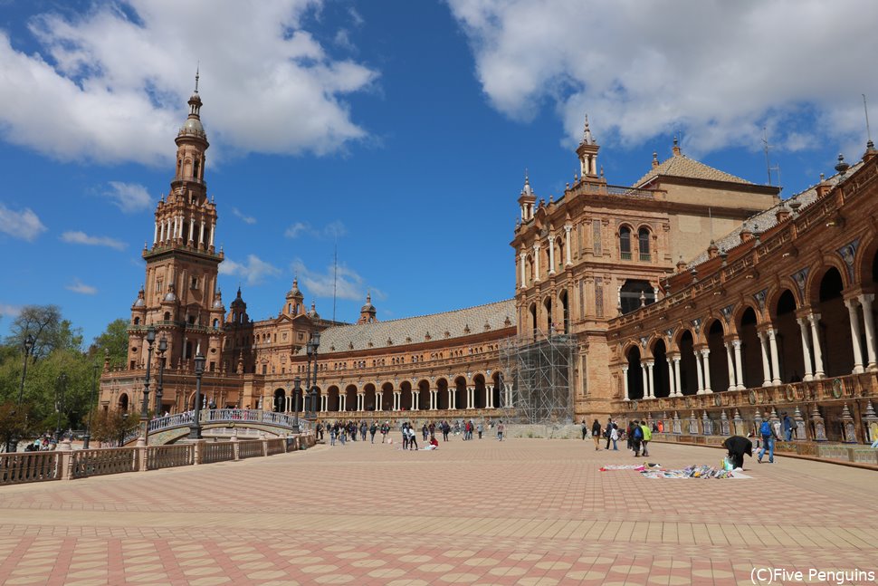 壮麗な建物が美しいセビリアのスペイン広場