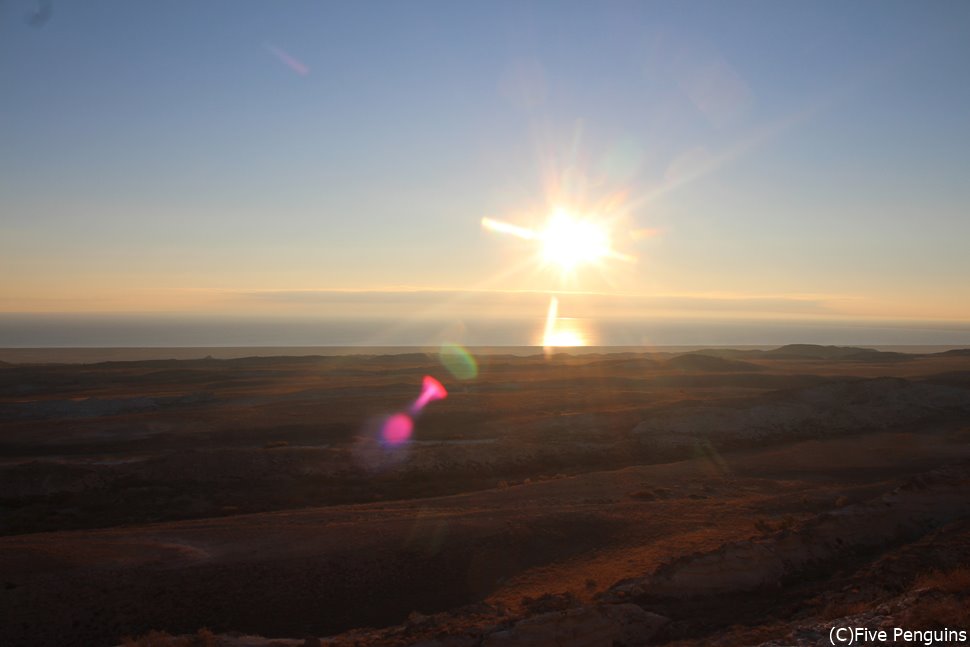 アラル海の何もない大地に朝陽が昇る