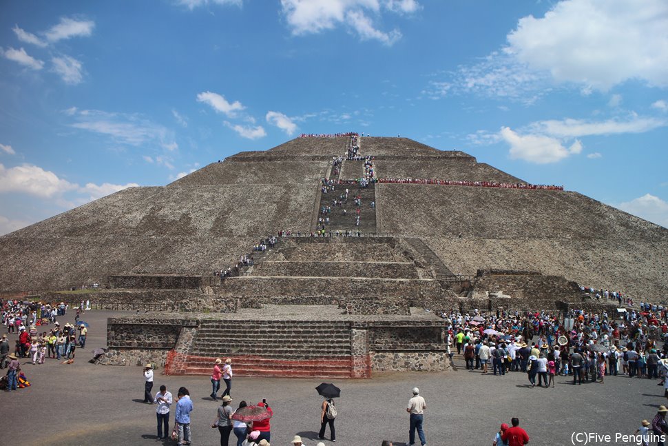 太陽のピラミッド頂上を目指す人の群れ