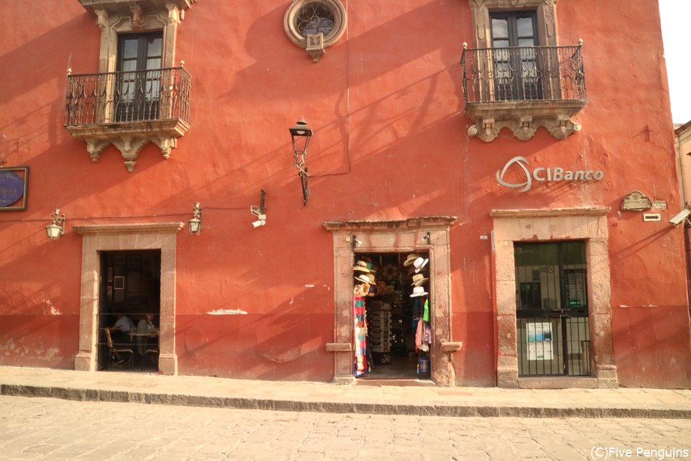 色鮮やかな建物が目をひくメキシコの町