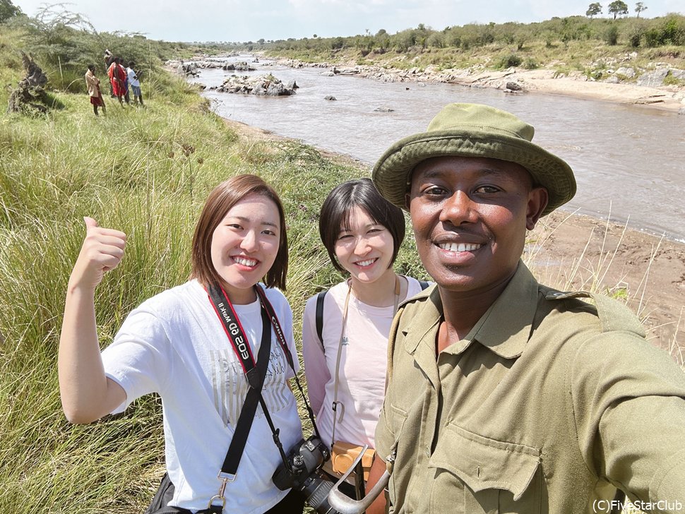 マラ川でレンジャーさんと記念撮影<マサイマラ動物保護区>