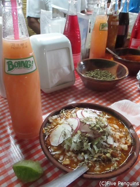 ビールにもレフレスコ(ソフトドリンク)にもよく合うポソレ。メキシコ人が大好きな郷土料理です。