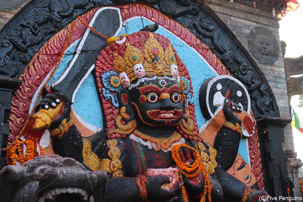ネパール　カトマンズに立つ恐怖の神カーラ・バイラブ像
