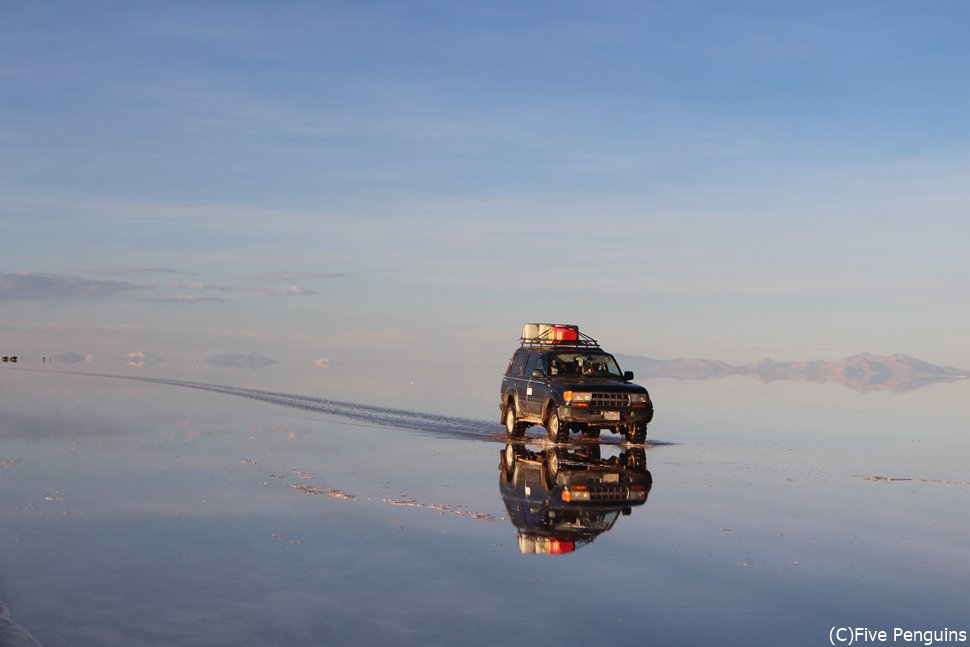 鏡張りのウユニ塩湖をひた走る4WD