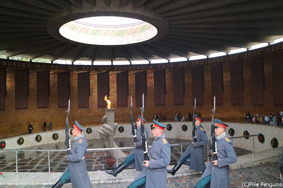 ママエフの丘 戦没者慰霊堂での衛兵交代式