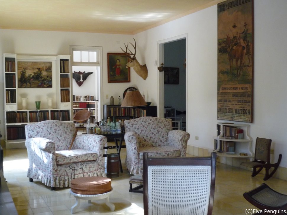 フィンカ・ビヒア邸宅内部はカントリー調の家具で統一