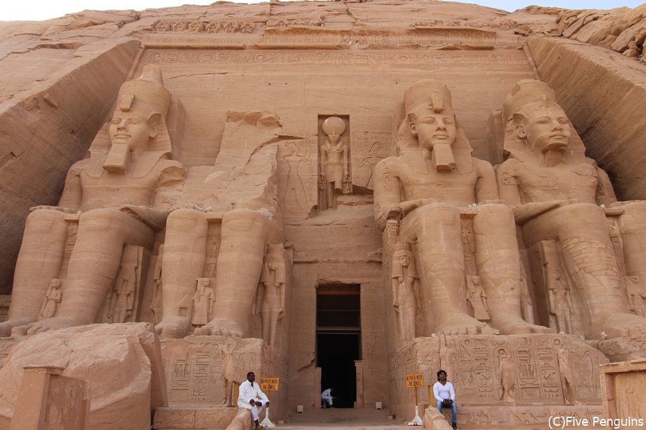 全てラムセス2世像（左が若かりし頃、右に行くほど年を重ねた姿）