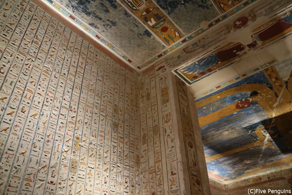 びっしりとヒエログリフが描かれたラムセス4世の墓