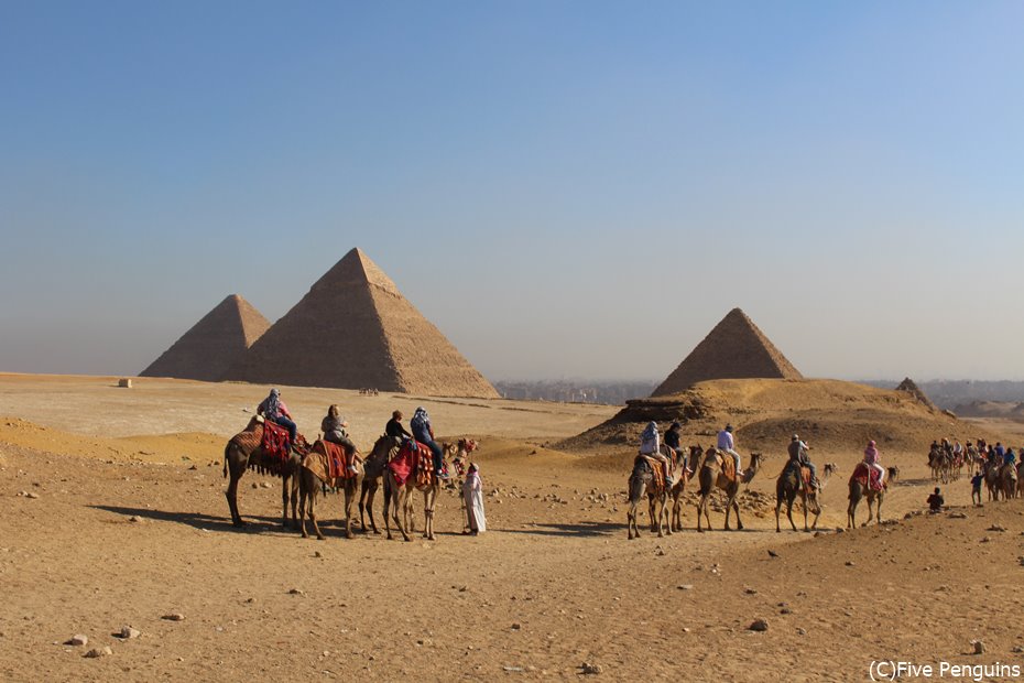 左から順にクフ王、カフラー王、メンカウラー王のピラミッド