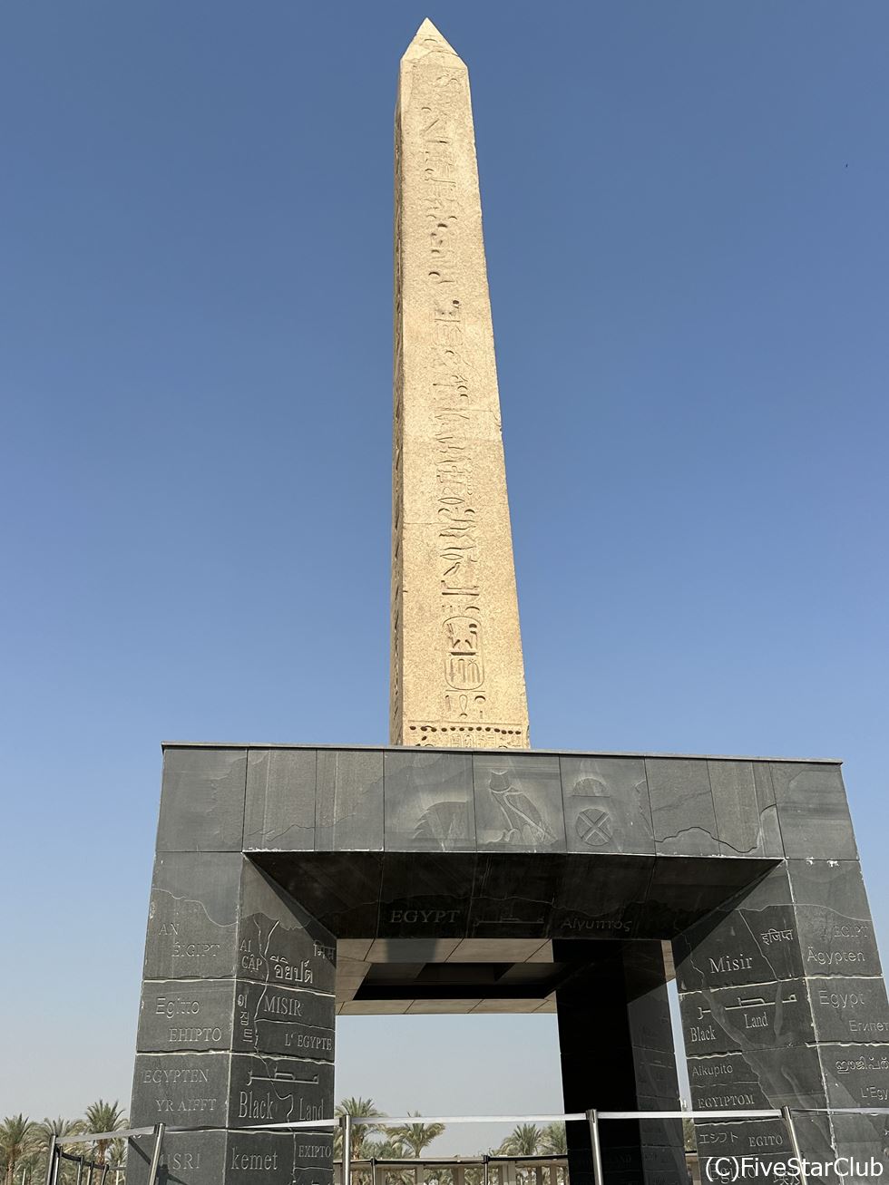 巨大なオベリスクが大エジプト博物館の目印
