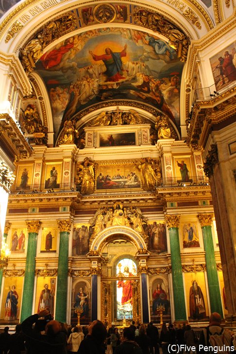 荘厳な雰囲気のイサク大聖堂（サンクトペテルブルク）