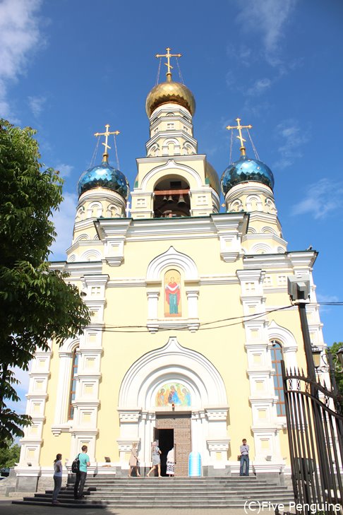 金色と水色の玉ねぎドームが目印ポクロフスキー聖堂