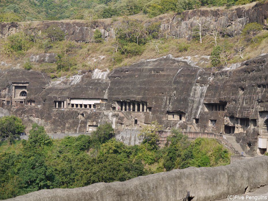 頑丈そうな岩を神殿のようにくり抜いた寺院群