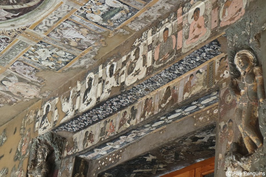 天井まで隙間なく細かな壁画が残る第17窟