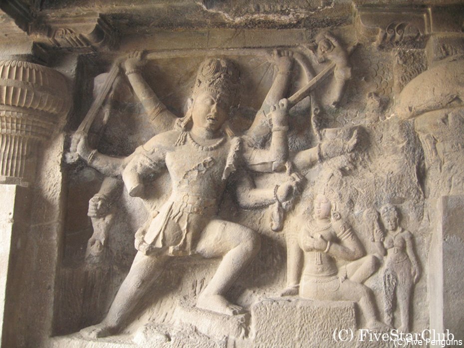 躍動感のあるシヴァ神の彫刻が印象的なヒンドゥー教窟