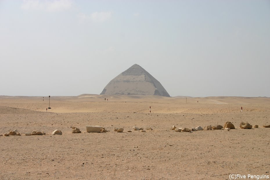 遠方から見た屈折ピラミッド