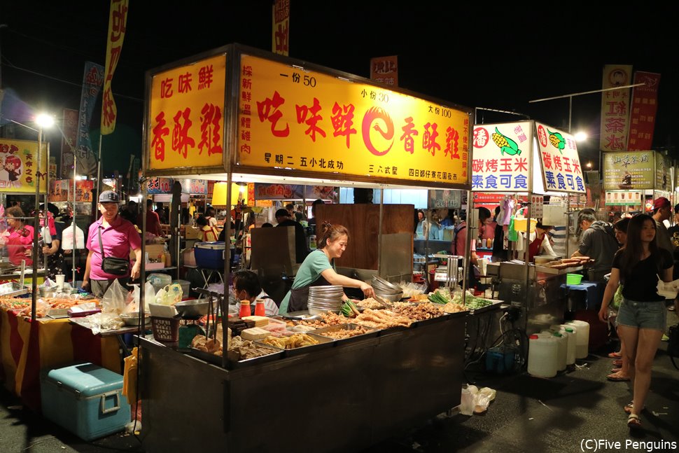 夜市で屋台飯を堪能!