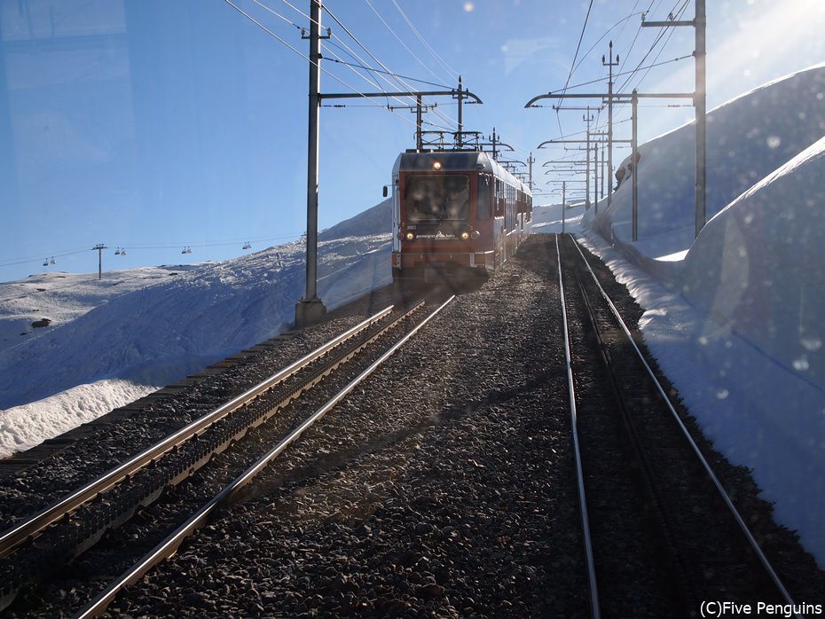 雪の中を走るゴルナーグラート鉄道