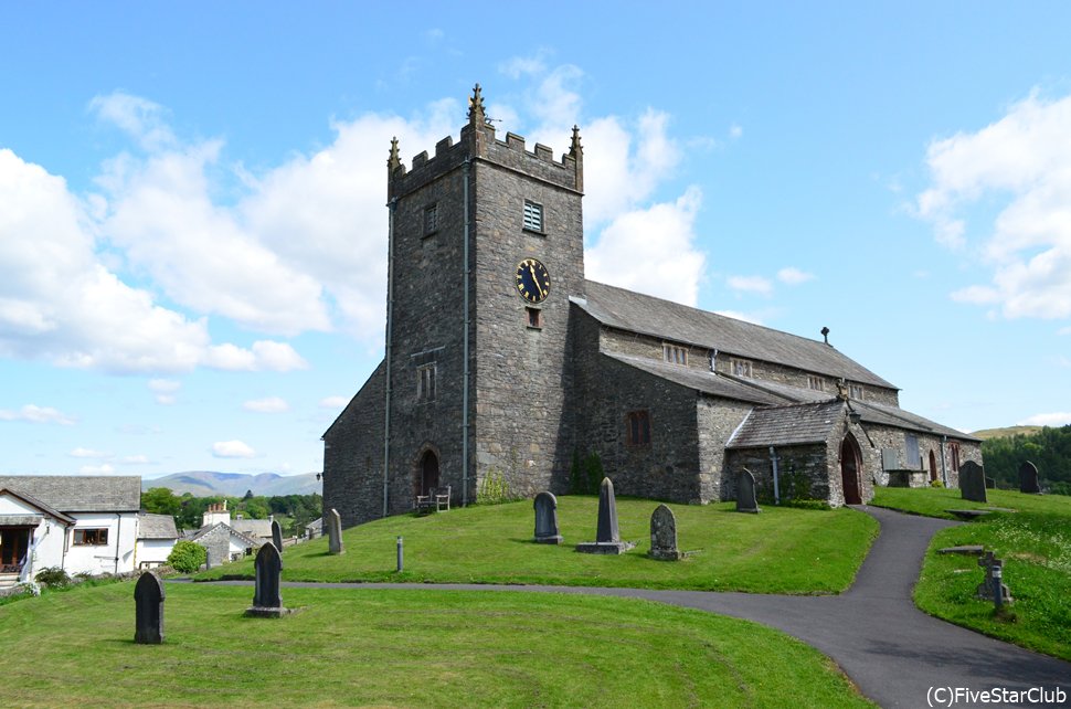 晴れ渡った空とホークスヘッドの教会