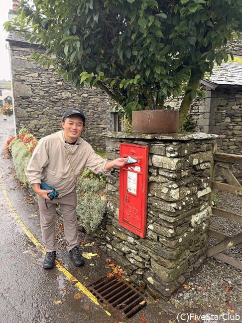 ヒルトップにて　『ピーターラビット』の原作にも登場した赤いポストのモデル