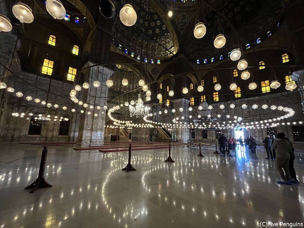 シャンデリアの美しいムハンマドアリモスク