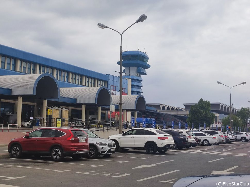 ブカレストのアンリ・コアンダ国際空港の外観