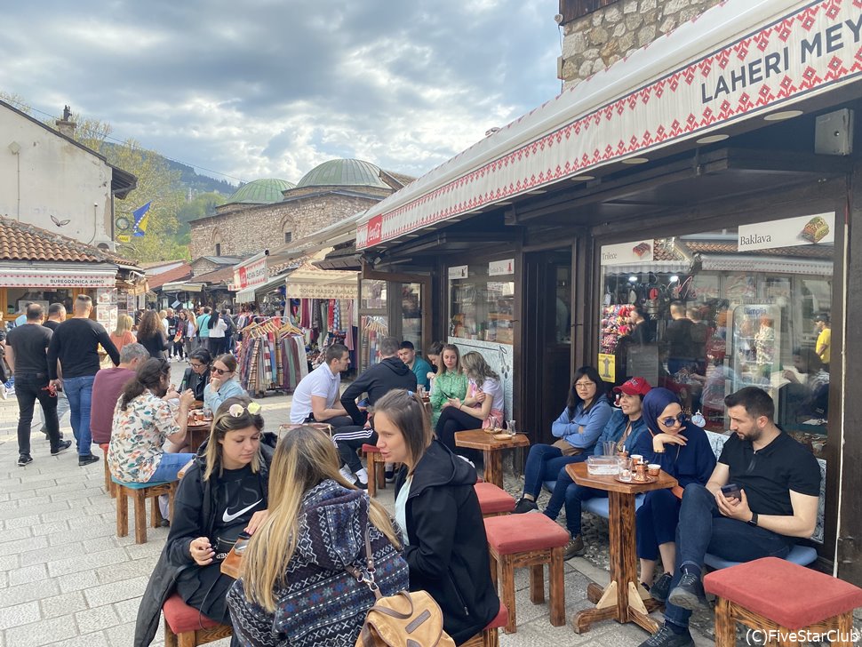 旧市街の飲食店はにぎやか