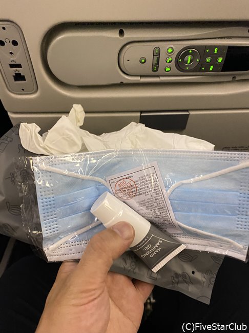 カタール航空機内で配られた衛生キット