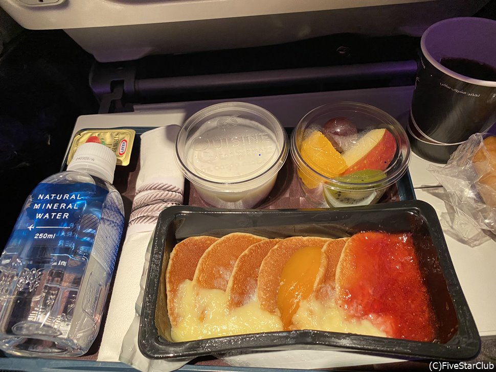 機内食のパンケーキ ちなみにアルコールも飲めます