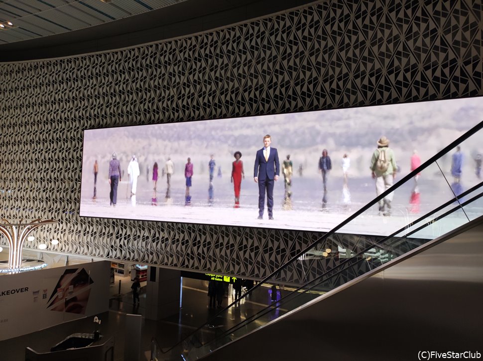 こちらもドーハ空港名物　巨大スクリーン