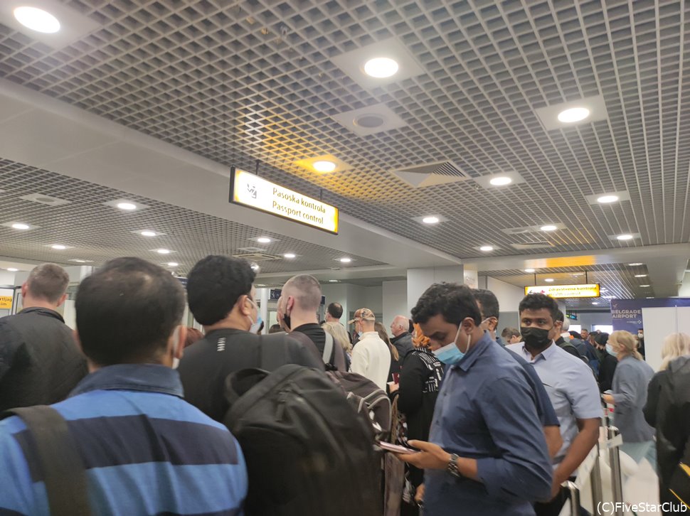 ベオグラード空港 入国までかなり並んだ