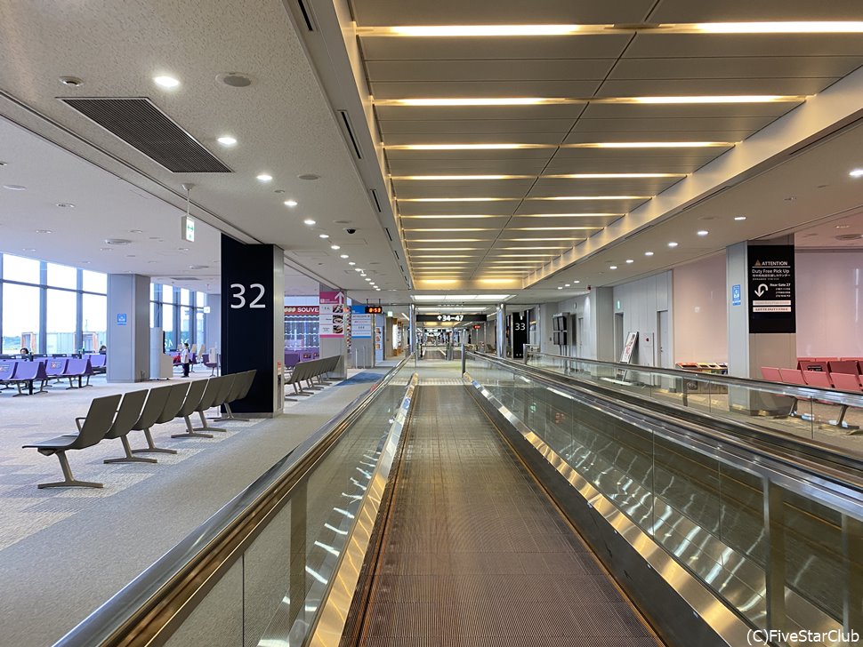 静かな搭乗口までの動く歩道／成田空港第1ターミナル