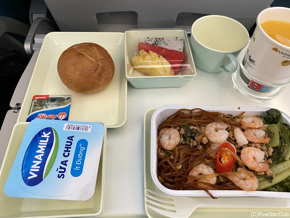 到着前の朝食 寝不足からの麺料理w